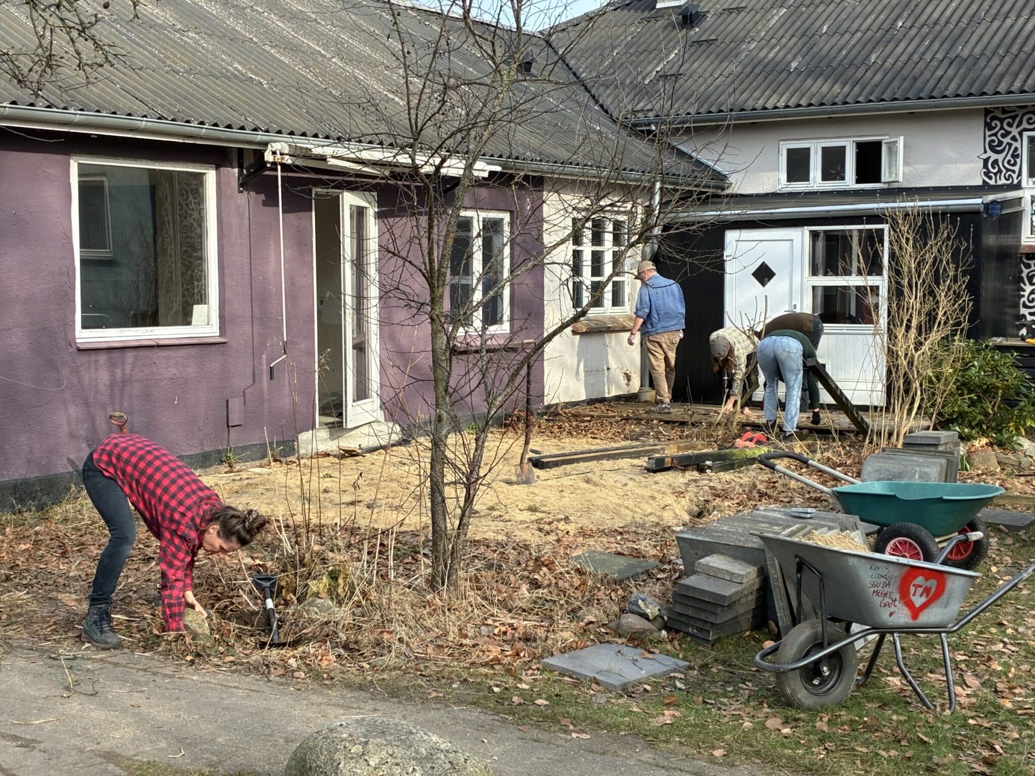 Beboere anlægger ny terrasse sammen