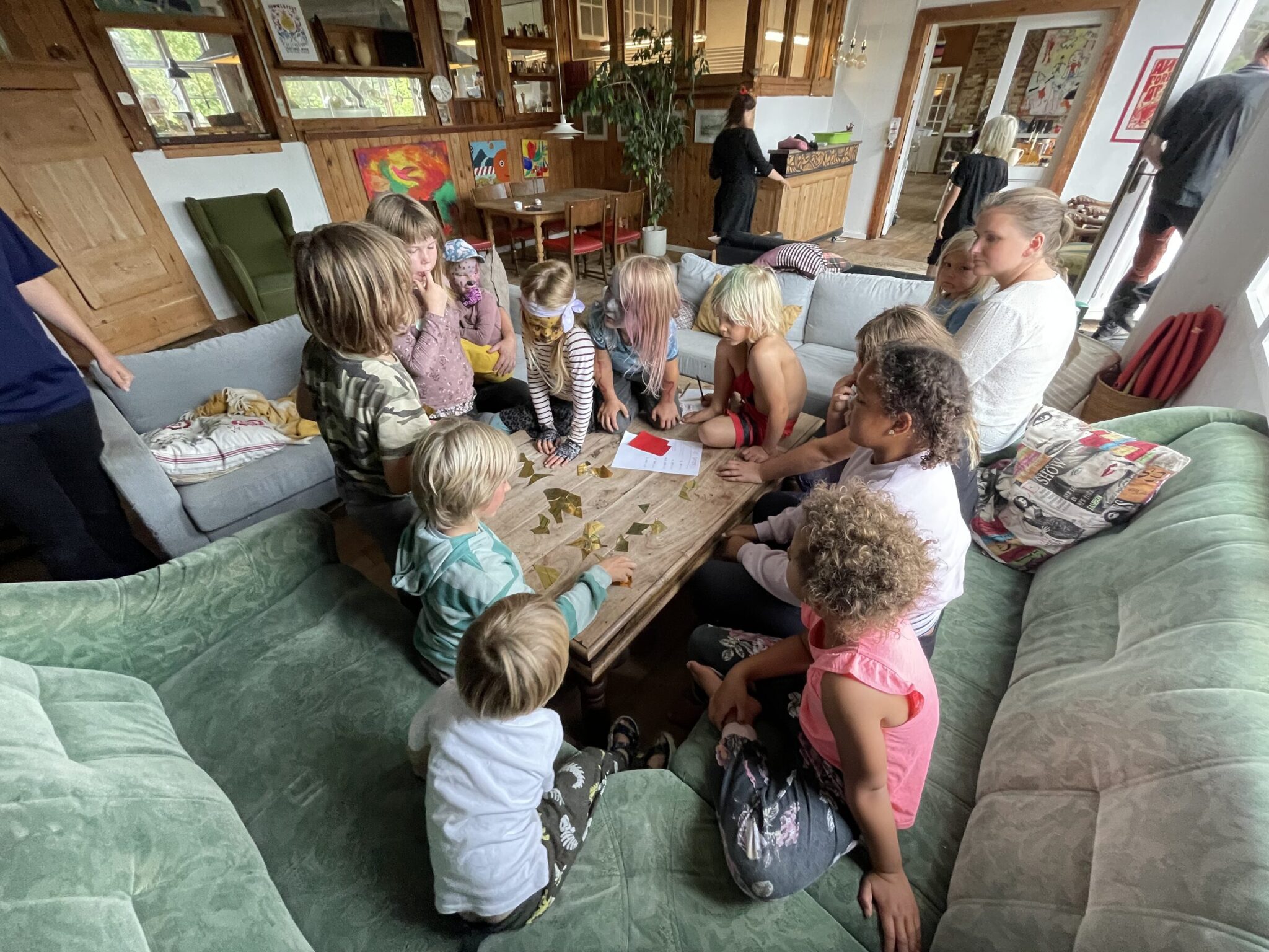 Spil og ansigtsmaling i børnebaren