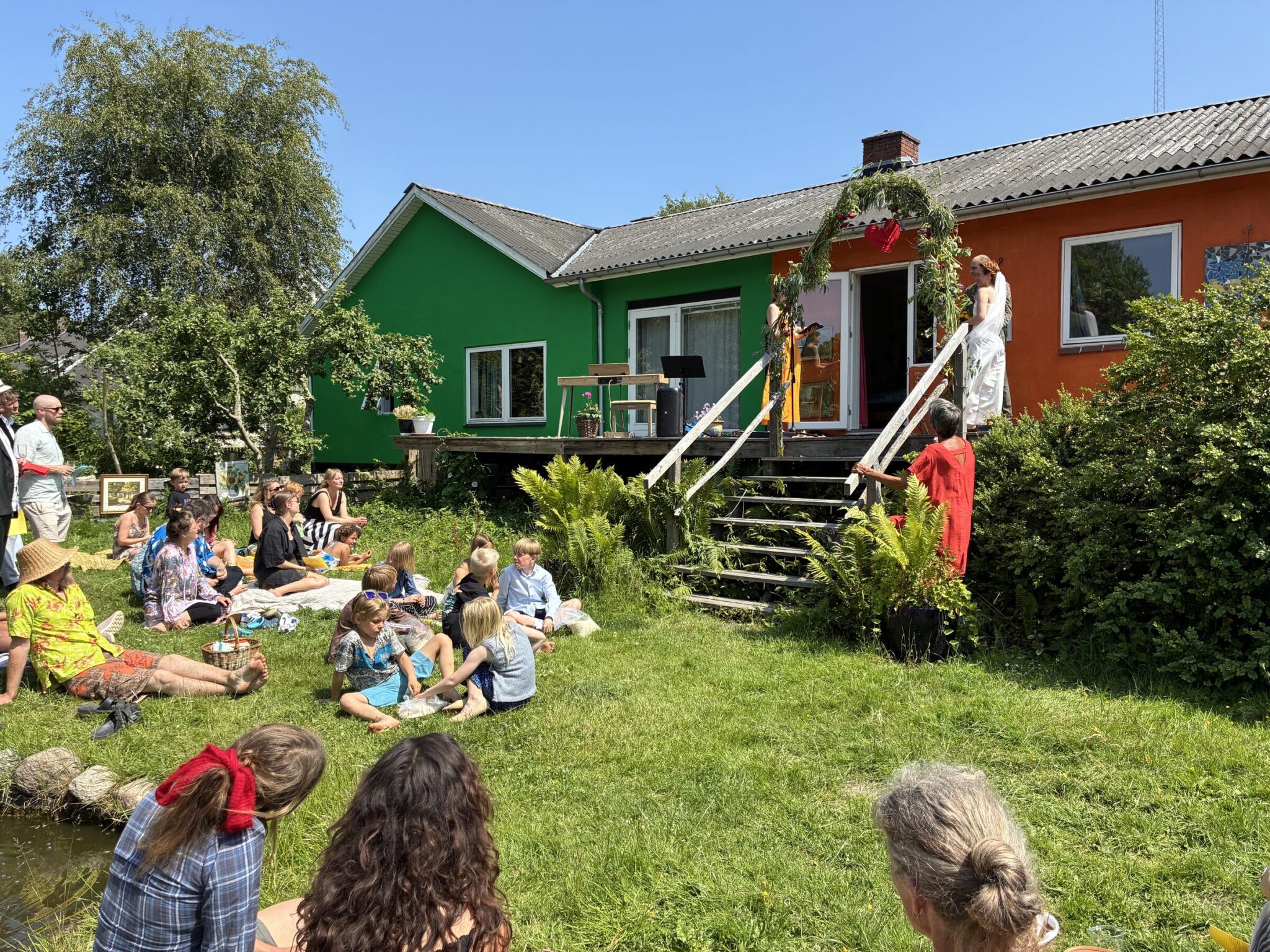 Bryllup i haven foran fælleshuset