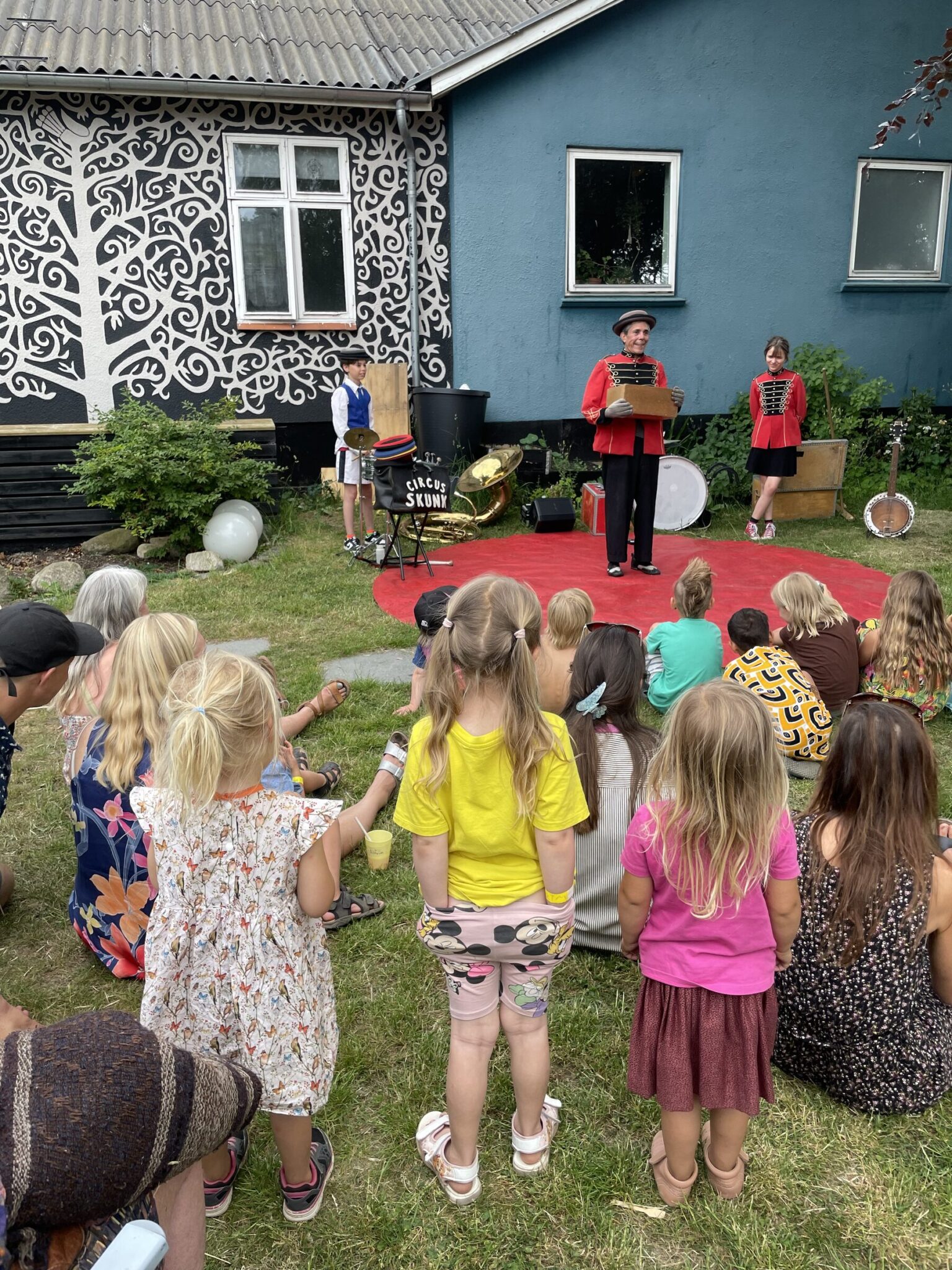 Circus Skunk optræder i haven