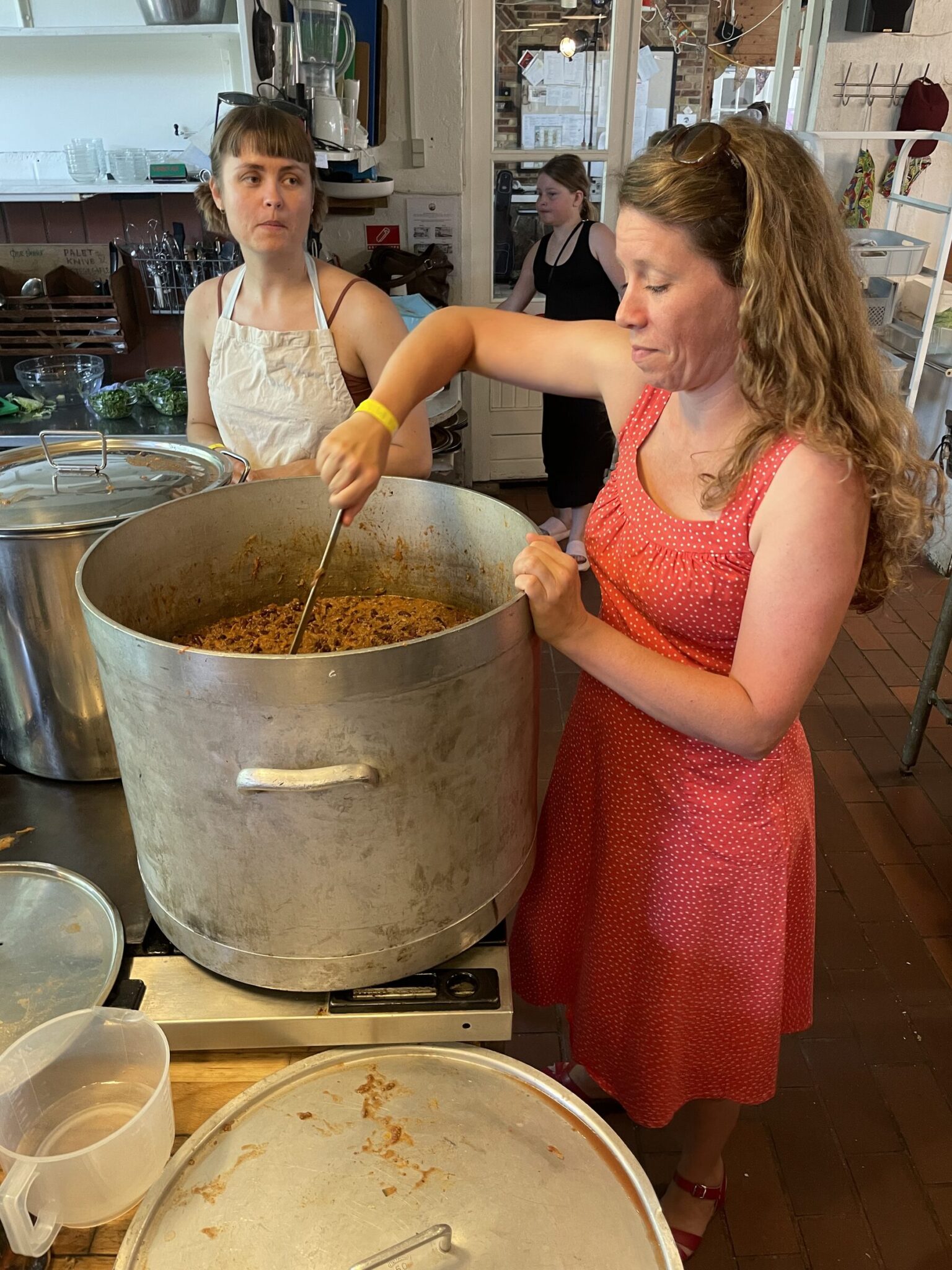 Der røres i den store gryde i fælleskøkkenet