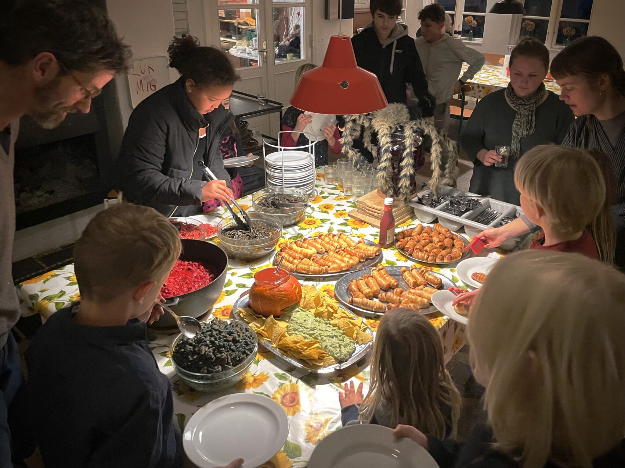 Aftensmad i fælleshuset — buffeten er åben