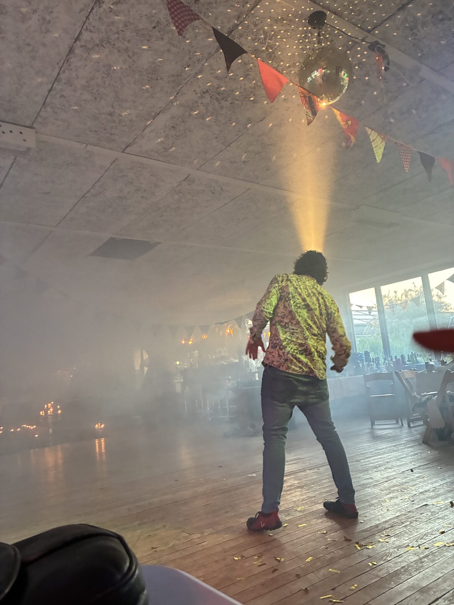 Dans under diskokuglen til fest i fælleshuset