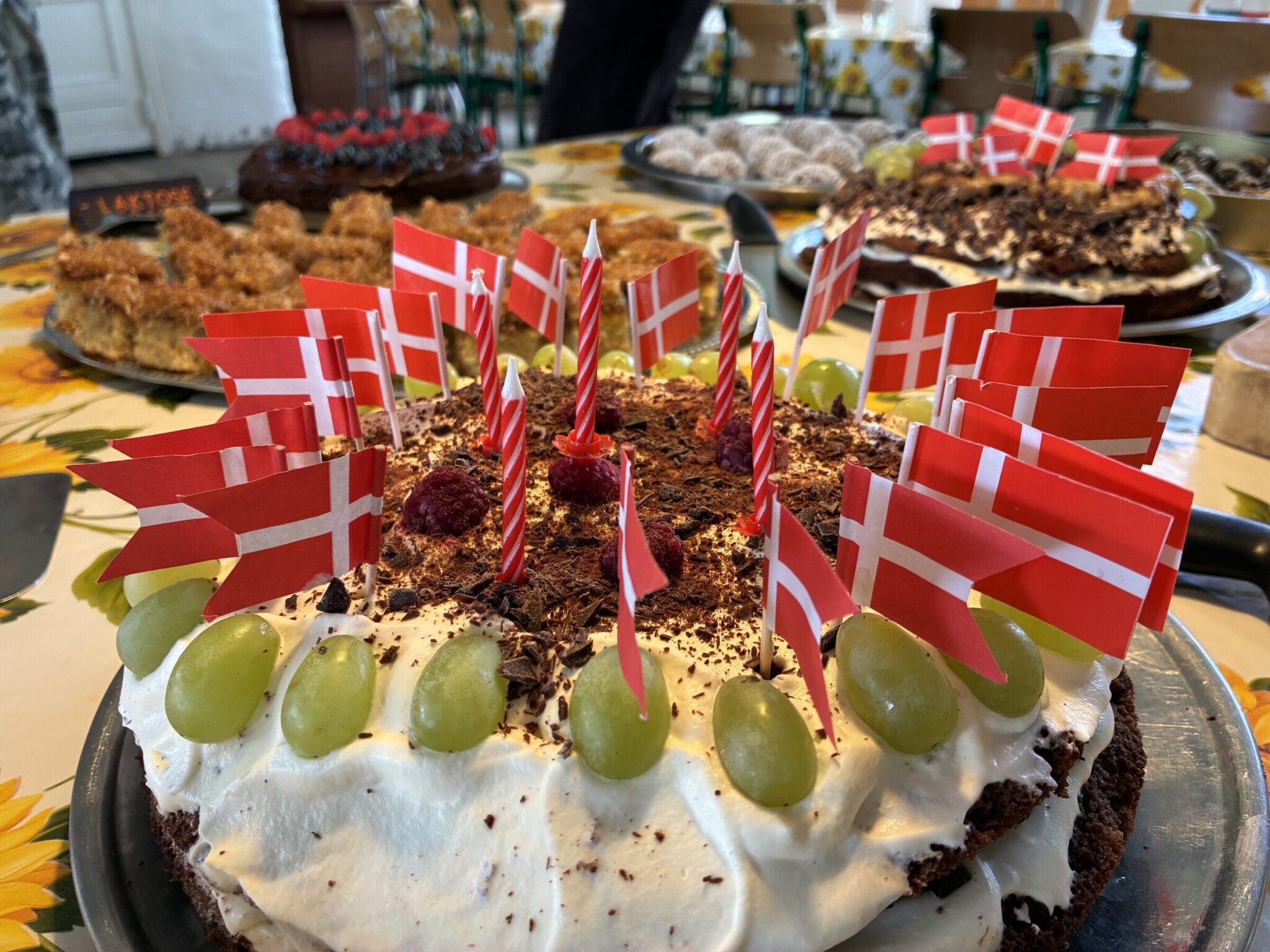 Fødselsdagskage med flag til fællesspisning