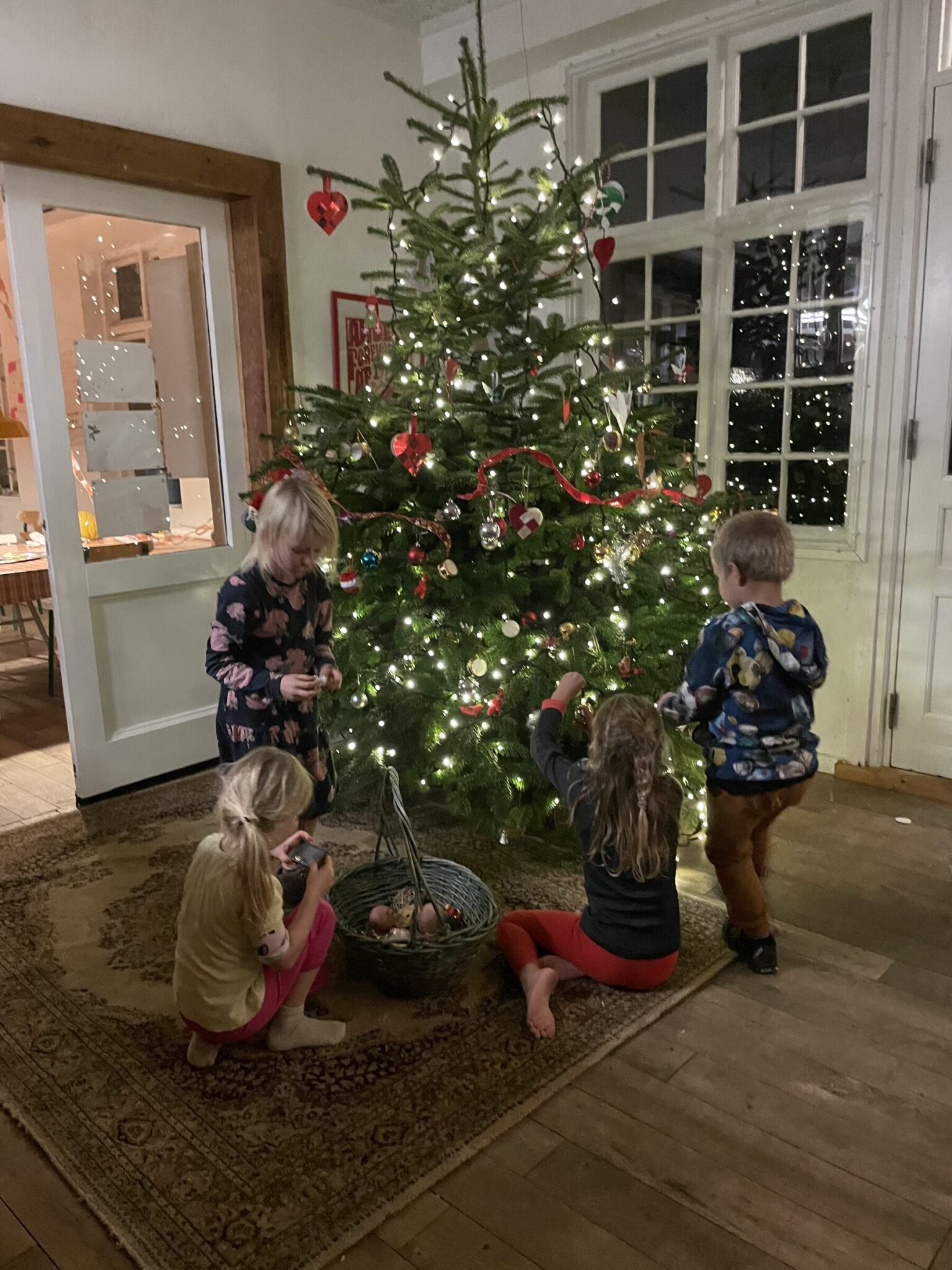 Børnene pynter juletræet