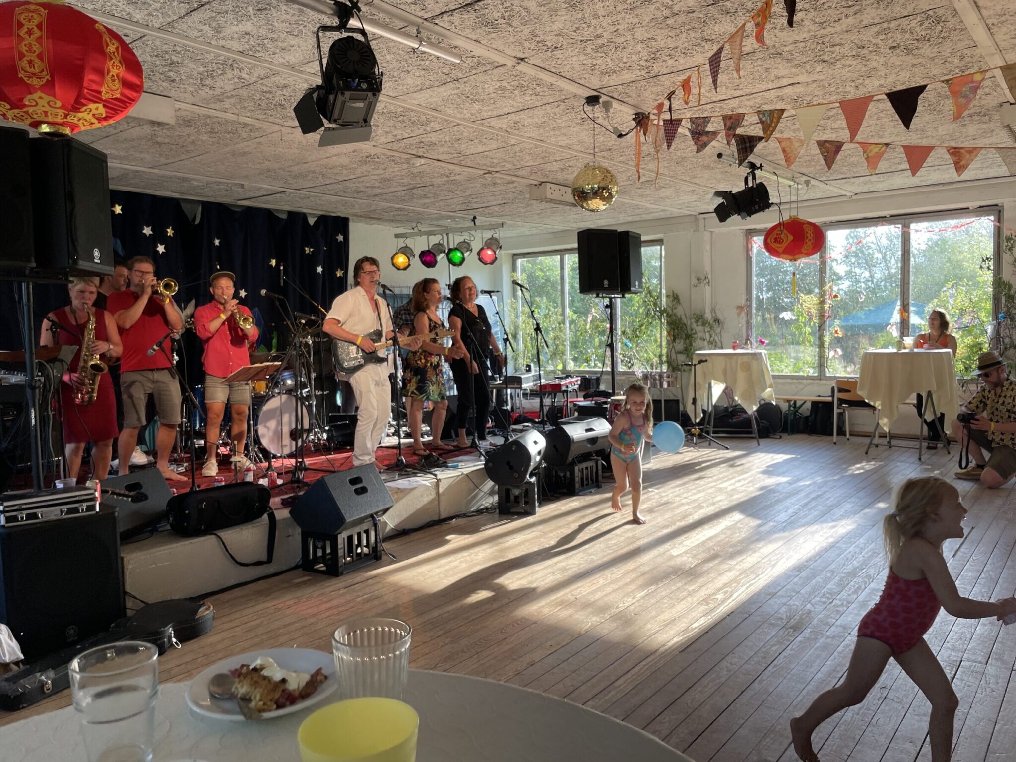 Sommerfest i salen med livemusik