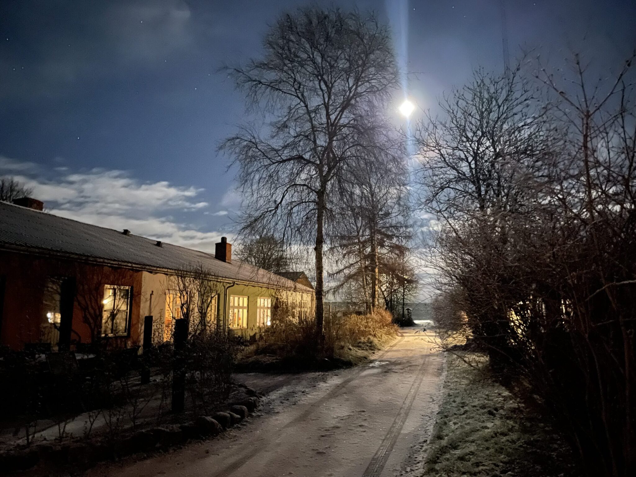 Frostklar vinternat på gårdspladsen